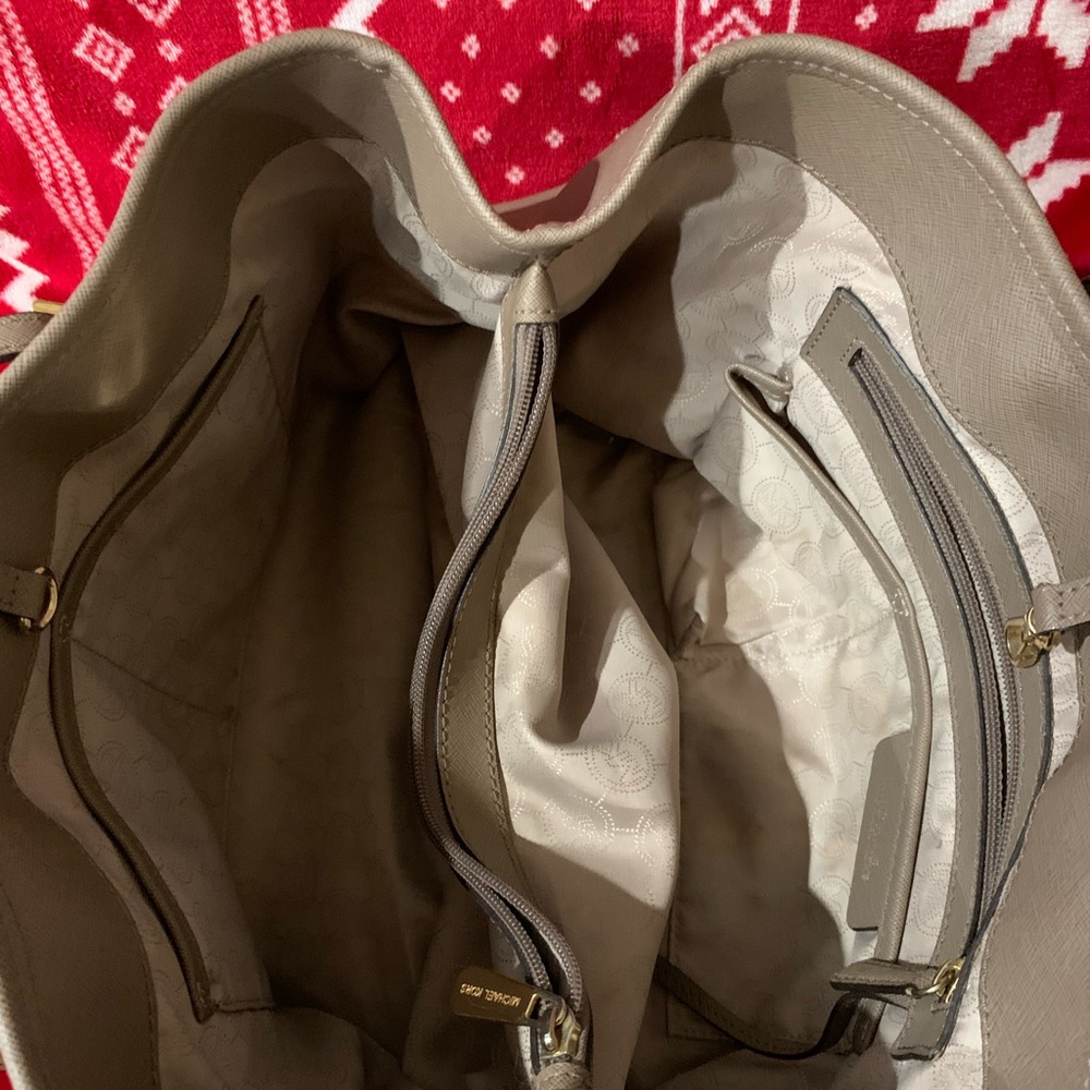 Michael Kors large purse 👜 - Picture 8 of 8